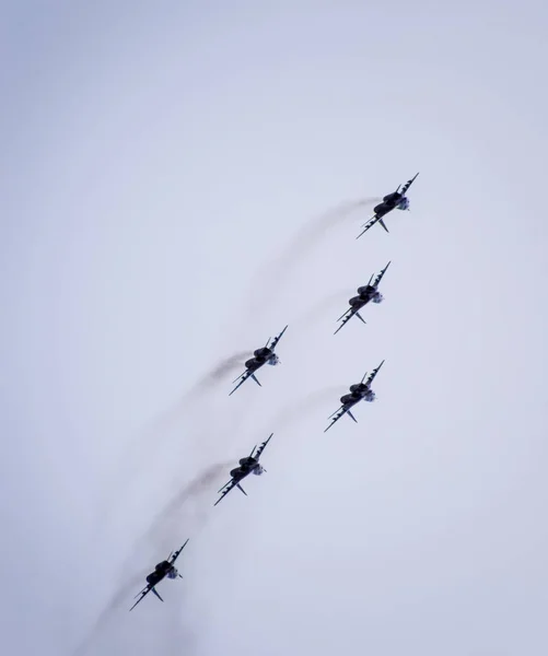 Légi show az égen fent a Krasnodar airport repülési iskolába. Airshow tiszteletére a haza védelmezője. MiG-29-es az égen. — Stock Fotó