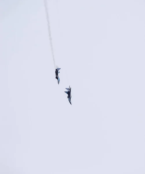 Авіашоу в небо над Краснодар аеропорту льотну школу. Авіашоу на честь захисника Вітчизни. В небі міг-29. — стокове фото