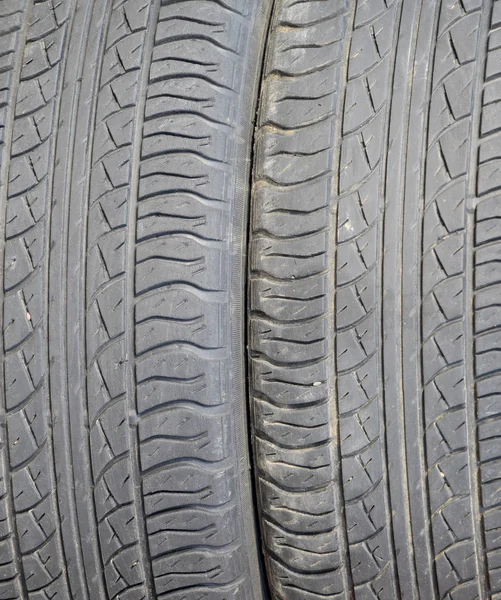 汽车车轮的胎面花纹的背景。橡胶国际公路货运 — 图库照片