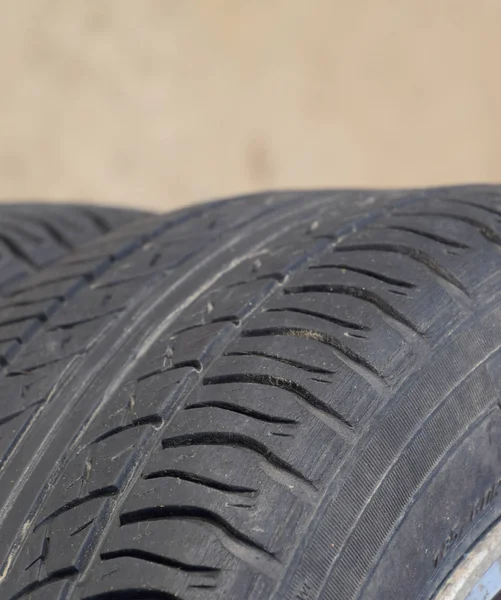 Roda do automóvel. Pneus de borracha. Borracha de verão para o carro. W — Fotografia de Stock