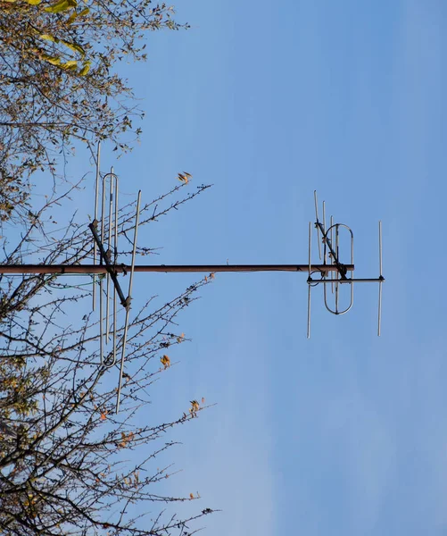 Алюмінієві антени для прийому телевізійного сигналу в лічильнику і дециметровому діапазоні . — стокове фото