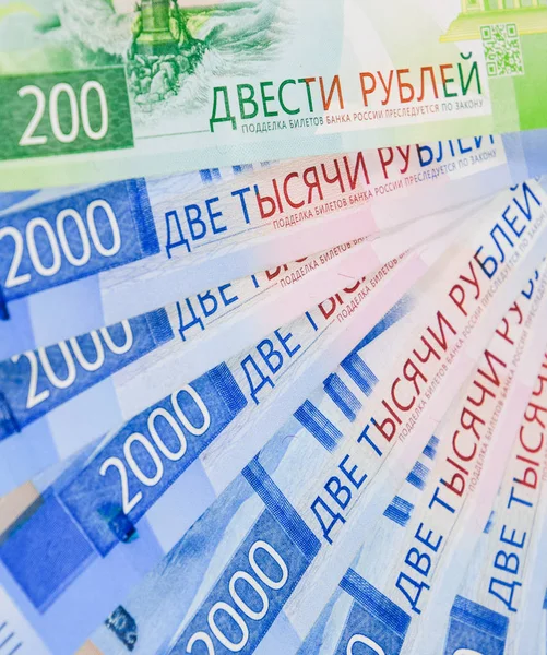 Российские новые номиналы 2000 и 200 рублей. Русские банкноты. Российские деньги - рубль — стоковое фото