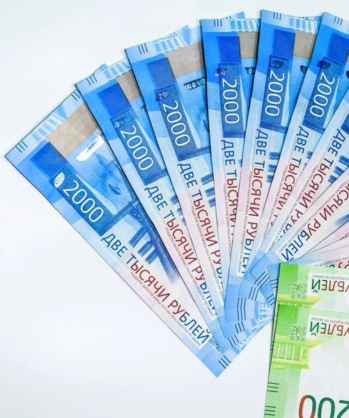 Ryska nya valörer av 2000 och 200 rubel. Ryska sedlar. Ryska pengar är rubel — Stockfoto