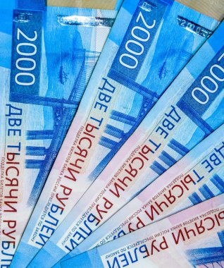 Rus parası banknotların nominal değeri iki bin. Rusya'nın bankanın yeni bilet. Rus parası.