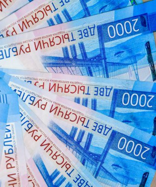 Rus parası banknotların nominal değeri iki bin. Rusya'nın bankanın yeni bilet. Rus parası.