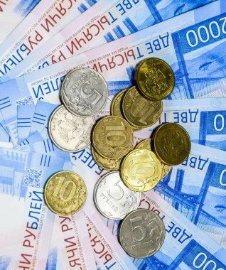 Rus banknot ve madeni paralar. Bir avuç bozukluk 2000 ve 200 ruble banknottan yeni Rus banknotlar üzerinde.