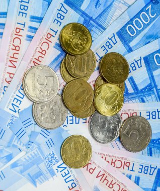 Rus banknot ve madeni paralar. Bir avuç bozukluk 2000 ve 200 ruble banknottan yeni Rus banknotlar üzerinde.