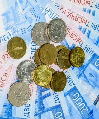 Rus banknot ve madeni paralar. Bir avuç bozukluk 2000 ve 200 ruble banknottan yeni Rus banknotlar üzerinde.