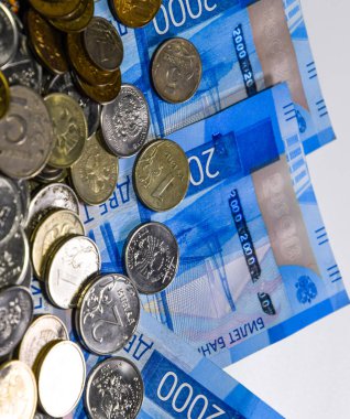 Rus banknot ve madeni paralar. Bir avuç bozukluk 2000 ve 200 ruble banknottan yeni Rus banknotlar üzerinde.