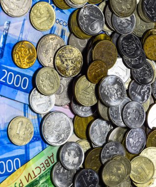 Rus banknot ve madeni paralar. Bir avuç bozukluk 2000 ve 200 ruble banknottan yeni Rus banknotlar üzerinde.