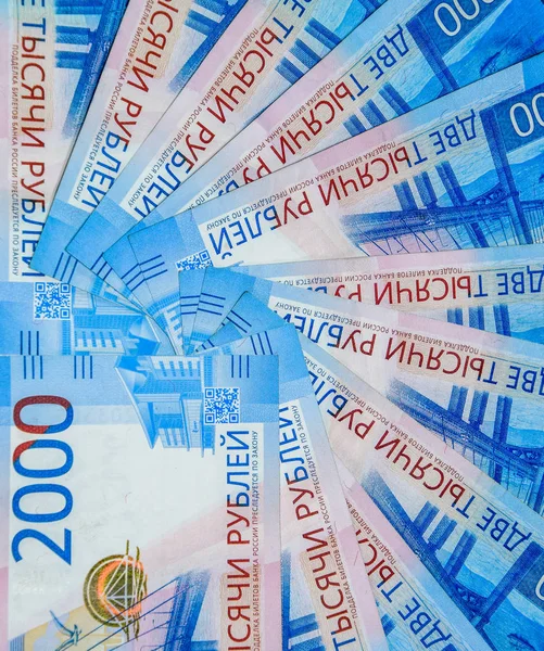 Ryska pengar sedlar i nominellt värde på två tusen. Nya biljetter för bank of Ryssland. Ryska pengar. — Stockfoto