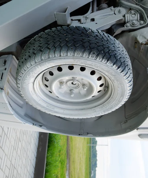 Zelfgemaakte sculptuur van drie auto's. Monument voor de Cyrillische lette — Stockfoto