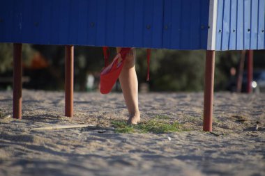 Plajda soyunma odası, kızın bacakları soyunma odasından görülebilir