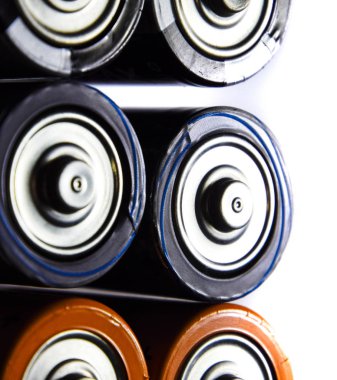 Tuz ve alkalin piller, taşınabilir teknoloji için enerji kaynağı. Aaa ve Aa piller