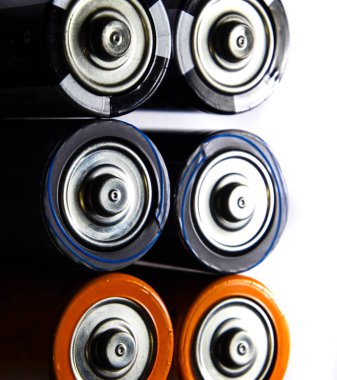 Tuz ve alkalin piller, taşınabilir teknoloji için enerji kaynağı. Aaa ve Aa piller