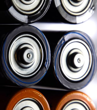 Tuz ve alkalin piller, taşınabilir teknoloji için enerji kaynağı. Aaa ve Aa piller