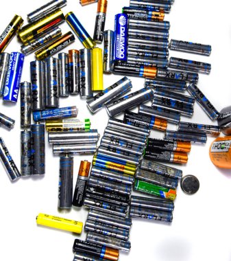 Tuz ve alkali piller, taşınabilir teknoloji için bir enerji kaynağı. AAA ve AA pilleri