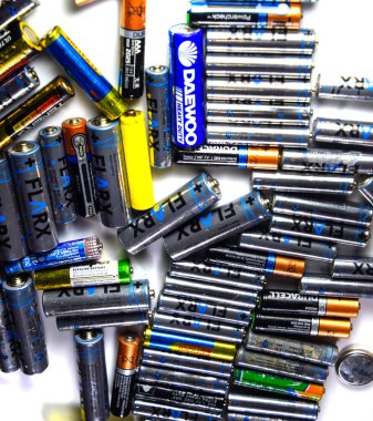 Tuz ve alkalin piller, taşınabilir teknoloji için enerji kaynağı. Aaa ve Aa piller