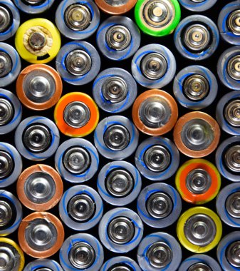 Tuz ve alkalin piller, taşınabilir teknoloji için enerji kaynağı. Aaa ve Aa piller
