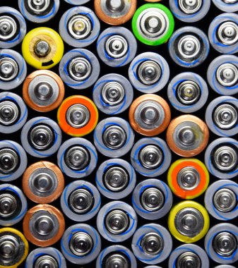 Tuz ve alkalin piller, taşınabilir teknoloji için enerji kaynağı. Aaa ve Aa piller