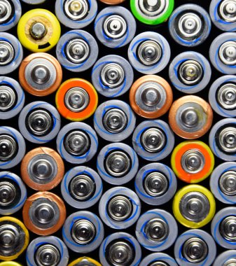Tuz ve alkalin piller, taşınabilir teknoloji için enerji kaynağı. Aaa ve Aa piller