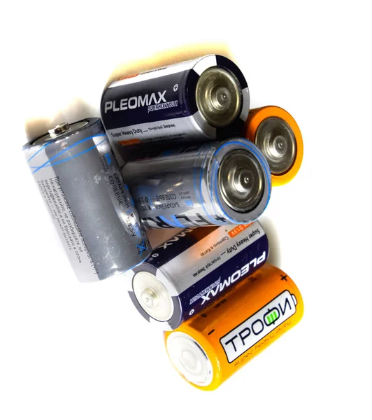 Batterie al sale e alcaline, fonte di energia per la tecnologia portatile. Batterie AAA e AA — Foto Stock