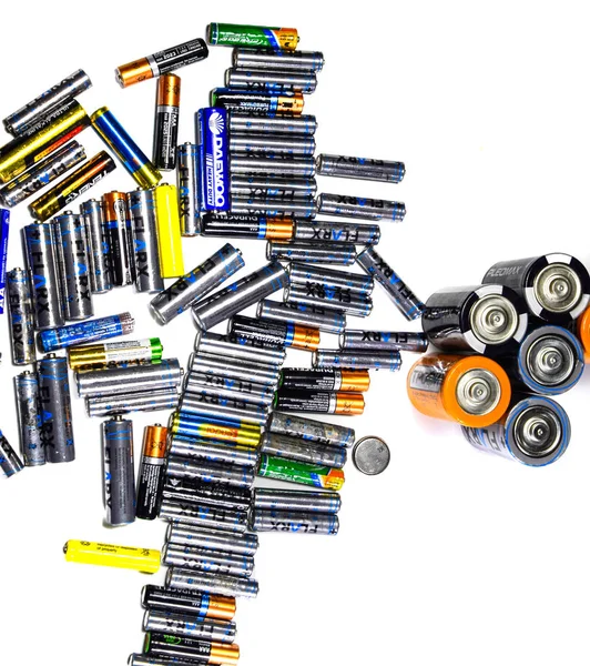 Tuz ve alkali piller, taşınabilir teknoloji için bir enerji kaynağı. AAA ve AA pilleri