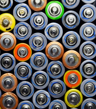Tuz ve alkalin piller, taşınabilir teknoloji için enerji kaynağı. Aaa ve Aa piller