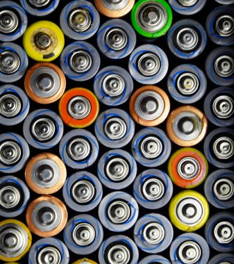 Tuz ve alkalin piller, taşınabilir teknoloji için enerji kaynağı. Aaa ve Aa piller