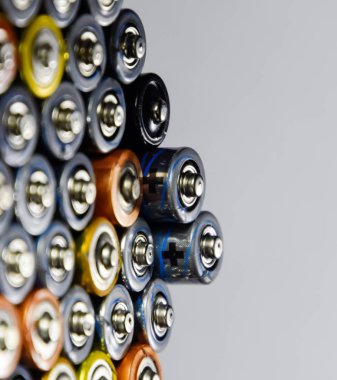 Tuz ve alkalin piller, taşınabilir teknoloji için enerji kaynağı. Aaa ve Aa piller