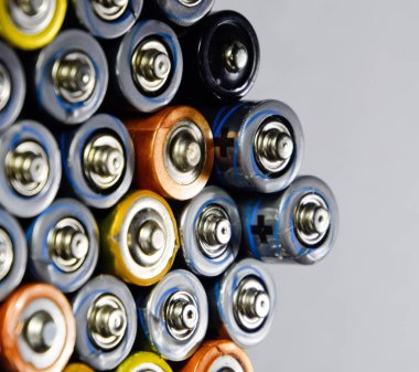 Tuz ve alkalin piller, taşınabilir teknoloji için enerji kaynağı. Aaa ve Aa piller