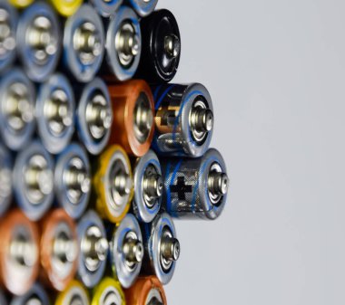 Tuz ve alkalin piller, taşınabilir teknoloji için enerji kaynağı. Aaa ve Aa piller