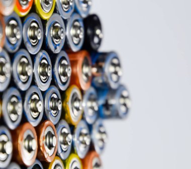 Tuz ve alkalin piller, taşınabilir teknoloji için enerji kaynağı. Aaa ve Aa piller