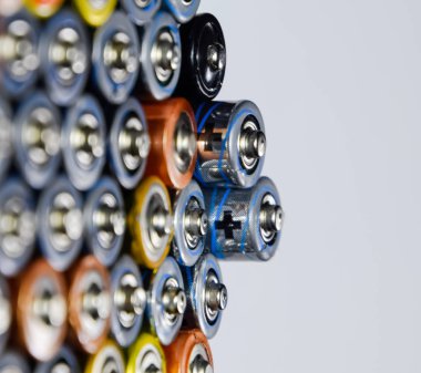 Tuz ve alkalin piller, taşınabilir teknoloji için enerji kaynağı. Aaa ve Aa piller