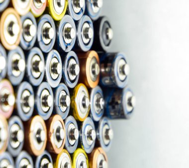 Tuz ve alkalin piller, taşınabilir teknoloji için enerji kaynağı. Aaa ve Aa piller