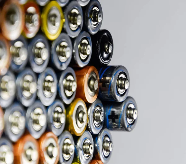 Tuz ve alkalin piller, taşınabilir teknoloji için enerji kaynağı. Aaa ve Aa piller