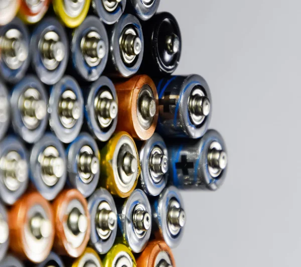 Tuz ve alkalin piller, taşınabilir teknoloji için enerji kaynağı. Aaa ve Aa piller