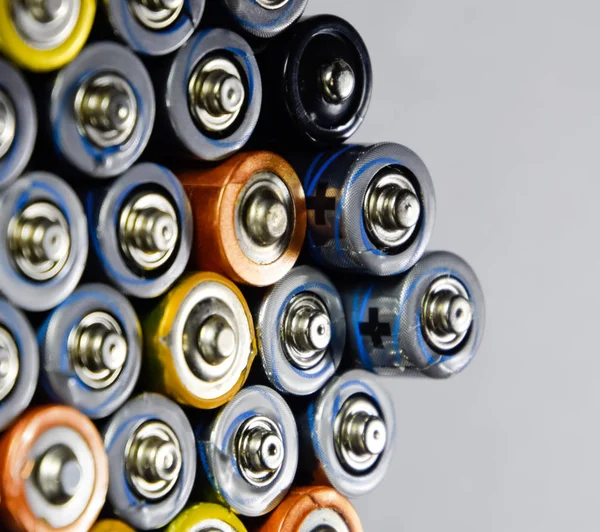 Tuz ve alkalin piller, taşınabilir teknoloji için enerji kaynağı. Aaa ve Aa piller