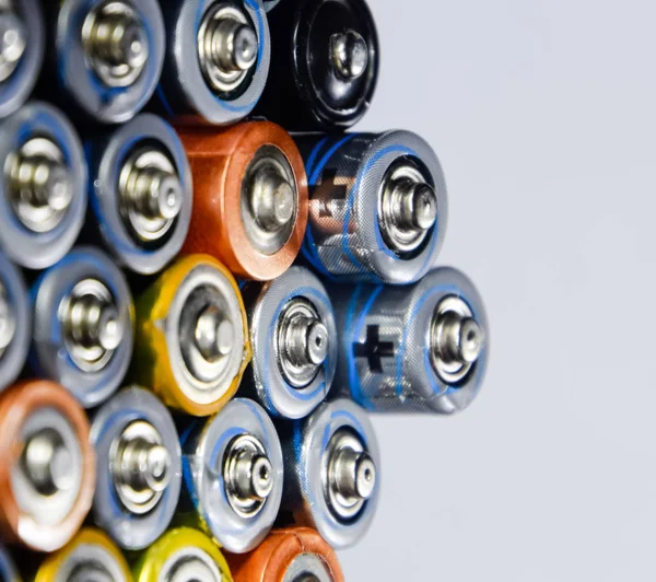 Tuz ve alkalin piller, taşınabilir teknoloji için enerji kaynağı. Aaa ve Aa piller