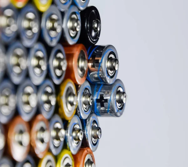 Tuz ve alkalin piller, taşınabilir teknoloji için enerji kaynağı. Aaa ve Aa piller