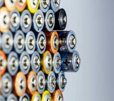 Tuz ve alkalin piller, taşınabilir teknoloji için enerji kaynağı. Aaa ve Aa piller