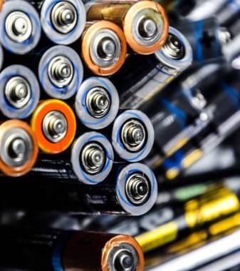 Tuz ve alkalin piller, taşınabilir teknoloji için enerji kaynağı. Aaa ve Aa piller