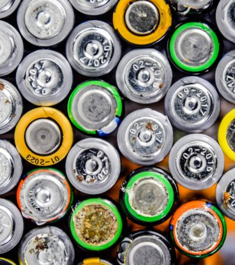 Tuz ve alkalin piller, taşınabilir teknoloji için enerji kaynağı. Aaa ve Aa piller