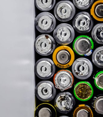 Tuz ve alkalin piller, taşınabilir teknoloji için enerji kaynağı. Aaa ve Aa piller