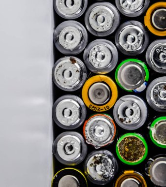 Tuz ve alkalin piller, taşınabilir teknoloji için enerji kaynağı. Aaa ve Aa piller