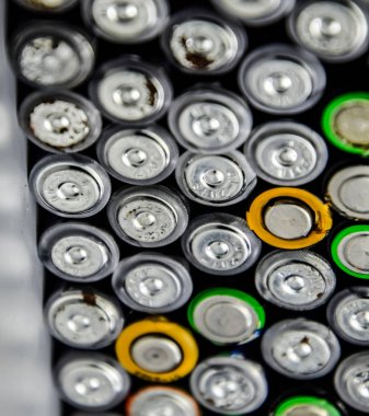 Tuz ve alkalin piller, taşınabilir teknoloji için enerji kaynağı. Aaa ve Aa piller