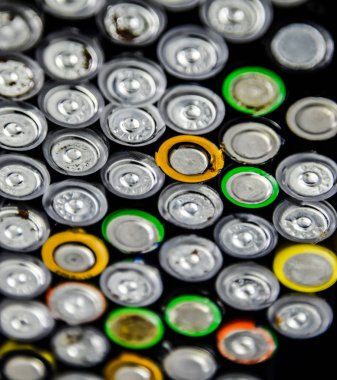 Tuz ve alkalin piller, taşınabilir teknoloji için enerji kaynağı. Aaa ve Aa piller