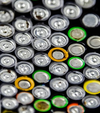 Tuz ve alkalin piller, taşınabilir teknoloji için enerji kaynağı. Aaa ve Aa piller