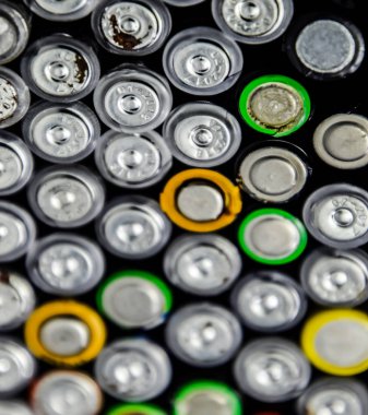 Tuz ve alkalin piller, taşınabilir teknoloji için enerji kaynağı. Aaa ve Aa piller