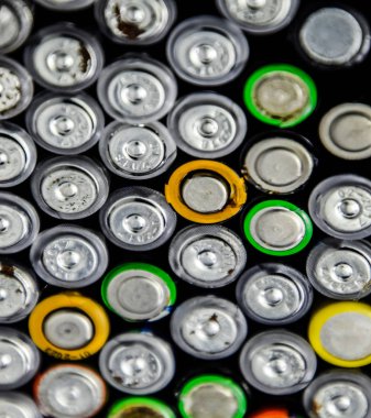 Tuz ve alkalin piller, taşınabilir teknoloji için enerji kaynağı. Aaa ve Aa piller